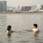 스네프 워터해먹 후기 여름휴가 필수 스네프 스퀘어 워터해먹 베이지 컬러로 물 위에서 편안하게 휴식하는 모습
