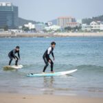 속초 서핑 강습 추천 양양 서핑샵 비교 속초 양양 서핑 강습 중 보드 위에 서는 모습