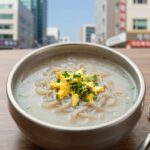 콩국물 칼로리 총정리 다이어트 콩국수 레시피 서리태 콩국물로 만든 시원한 콩국수 그릇 사진, 고소한 콩국물에 면과 오이 계란 토핑