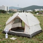 여름 캠핑 준비물 필수 체크리스트 여름 캠핑 준비물로 텐트와 깨꼬미 미스트 신일 무선 선풍기를 함께 배치한 모습