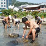 여름철 땀을 많이 흘리는 사람이 생맥산으로 기력 회복하는 장면