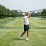 여름 골프 라운딩 필수템 남성 골프바지 선택 여름 골프장에서 남성 골프바지를 입고 스윙하는 모습