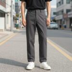 남자 마바지 와이드핏 슬랙스를 입고 편안하게 서 있는 모습