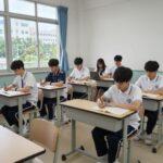 여름방학특강 수학 실력 확실히 잡는 법 여름방학특강에서 학생이 개별적으로 수업받는 모습
