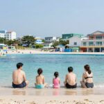 충남 수영장 펜션 추천 베스트 3 태안 수영장 펜션에서 가족이 물놀이를 즐기는 모습