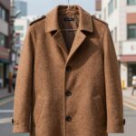 톰보이 레귤러카라 히든버튼 코트 앞모습 실사, 멜란지브라운 색상, 옷걸이에 걸린 모습