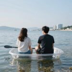 2인용 투명 유리보트 카약 여름 물놀이 완벽 아이템 2인용 튜브 보트 투명 바닥에서 바다 속을 바라보는 모습