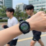168달러 가성비 끝판왕 내돈내산 솔직후기 168달러에 구매한 XYZ 스마트워치 프로의 실제 착용 모습, 운동 중 GPS 화면